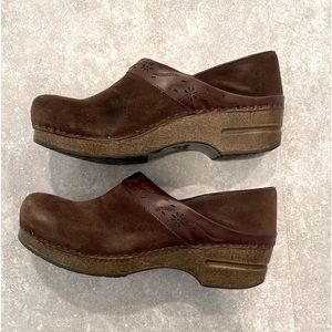 Dansko nubuck suede clogs size 10. Excellent condition!